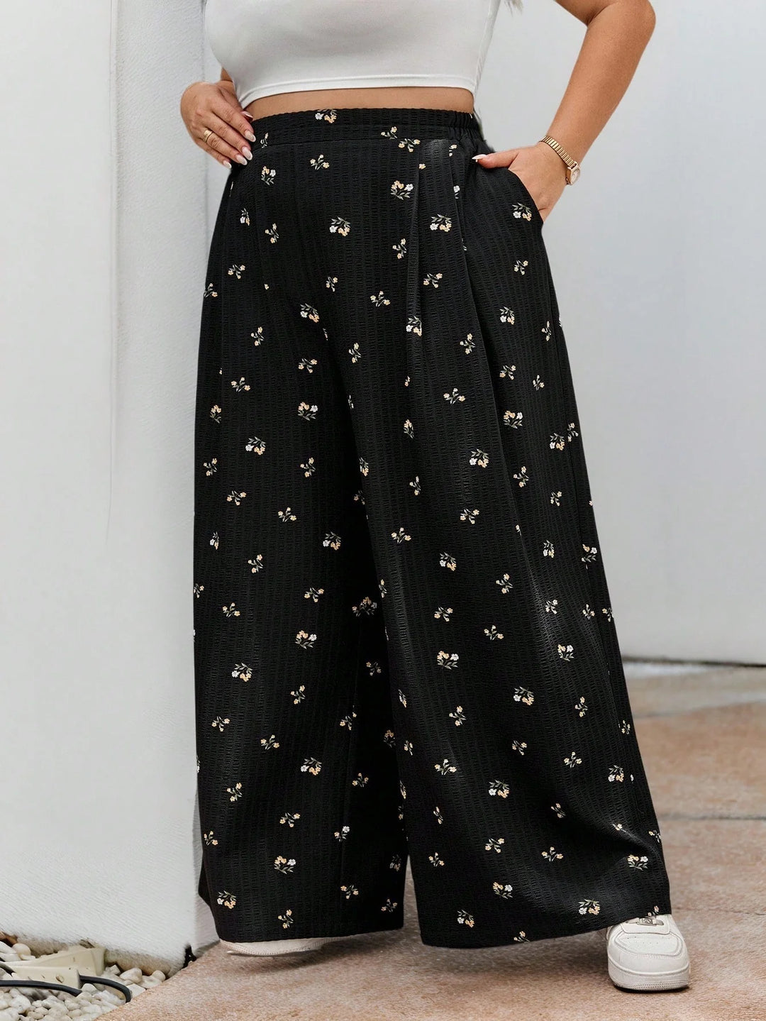 Pantalones largos de cintura elástica en tejido negro con estampado floral, casuales, cómodos y ligeros