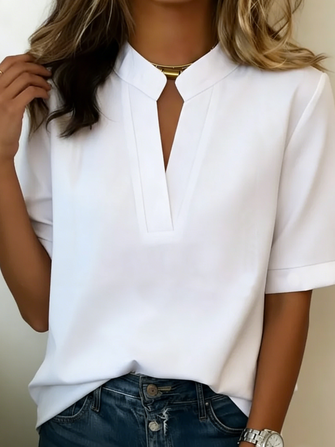 Elvoria | Blusa Elegante con Cuello en V y Detalles Dorados