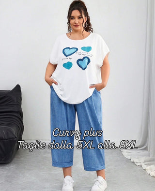 Conjunto de mujer talla grande, compuesto por camiseta con estampado de corazones y pantalones azules con cordones, adecuado para vacaciones de verano, campo, playa