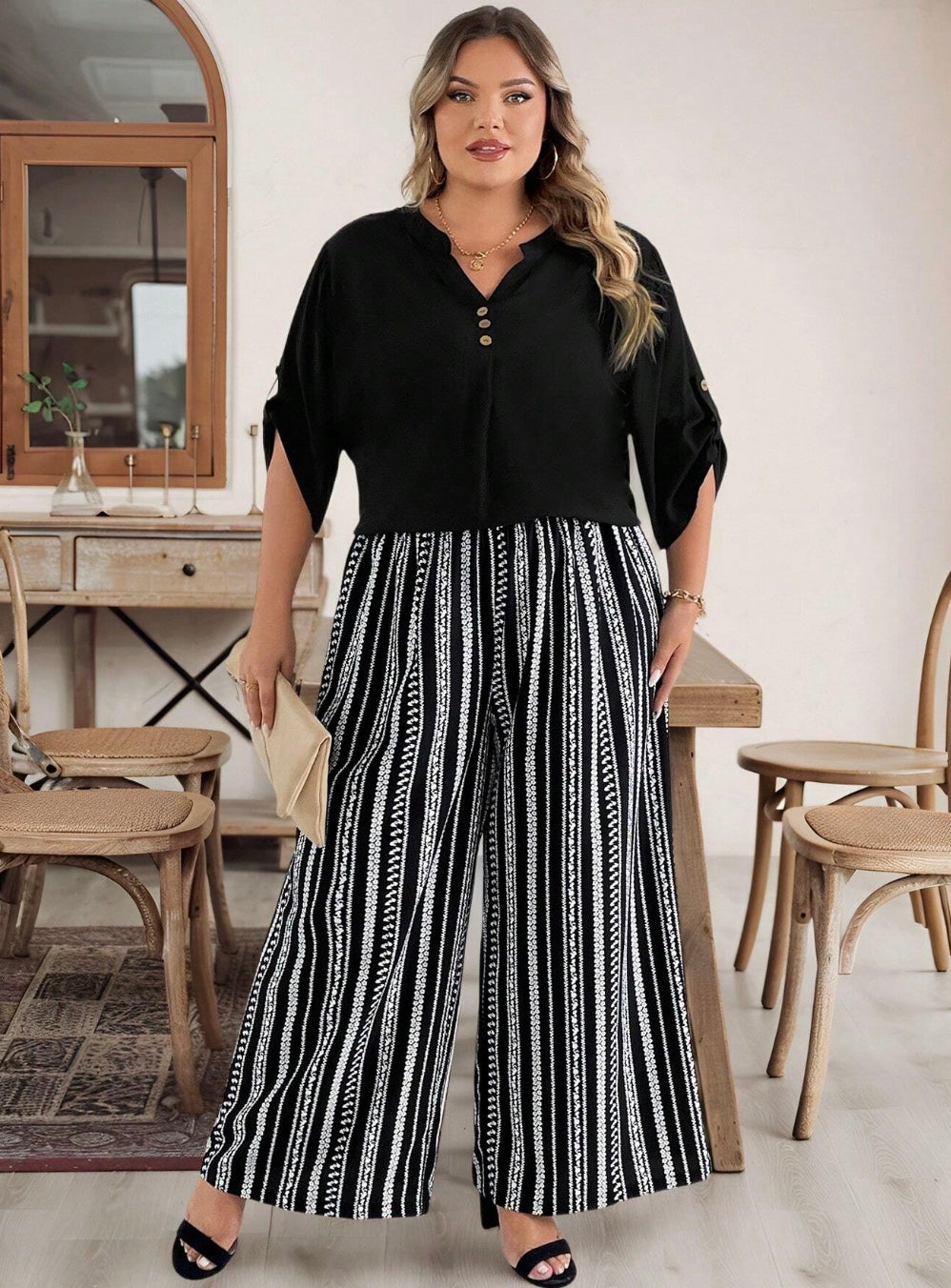 Conjunto de mujer tallas grandes compuesto por 2 piezas, top negro con escote en V de manga corta y pantalones estampados