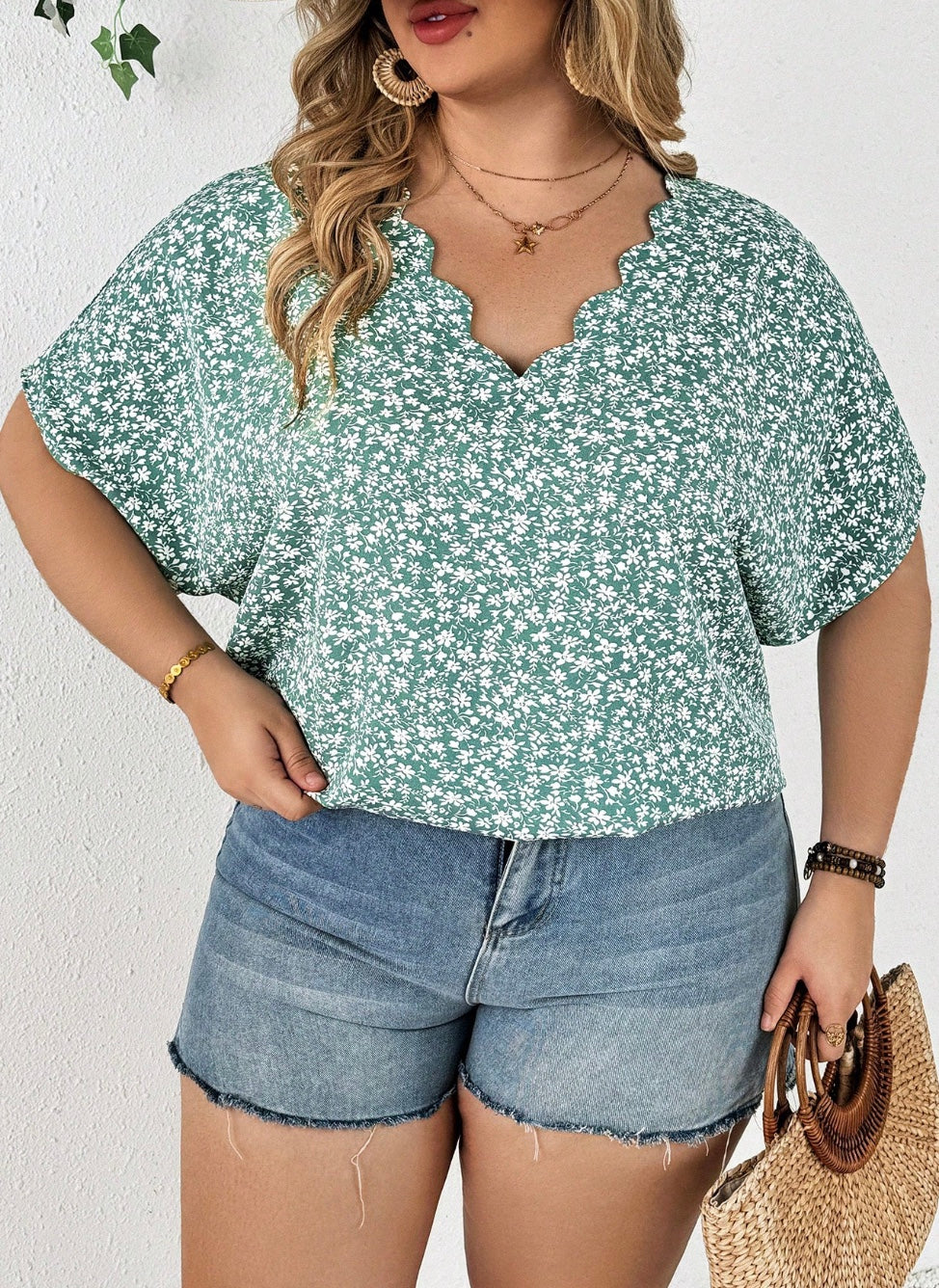 Camisa casual y amplia con decoración de concha para tallas cómodas