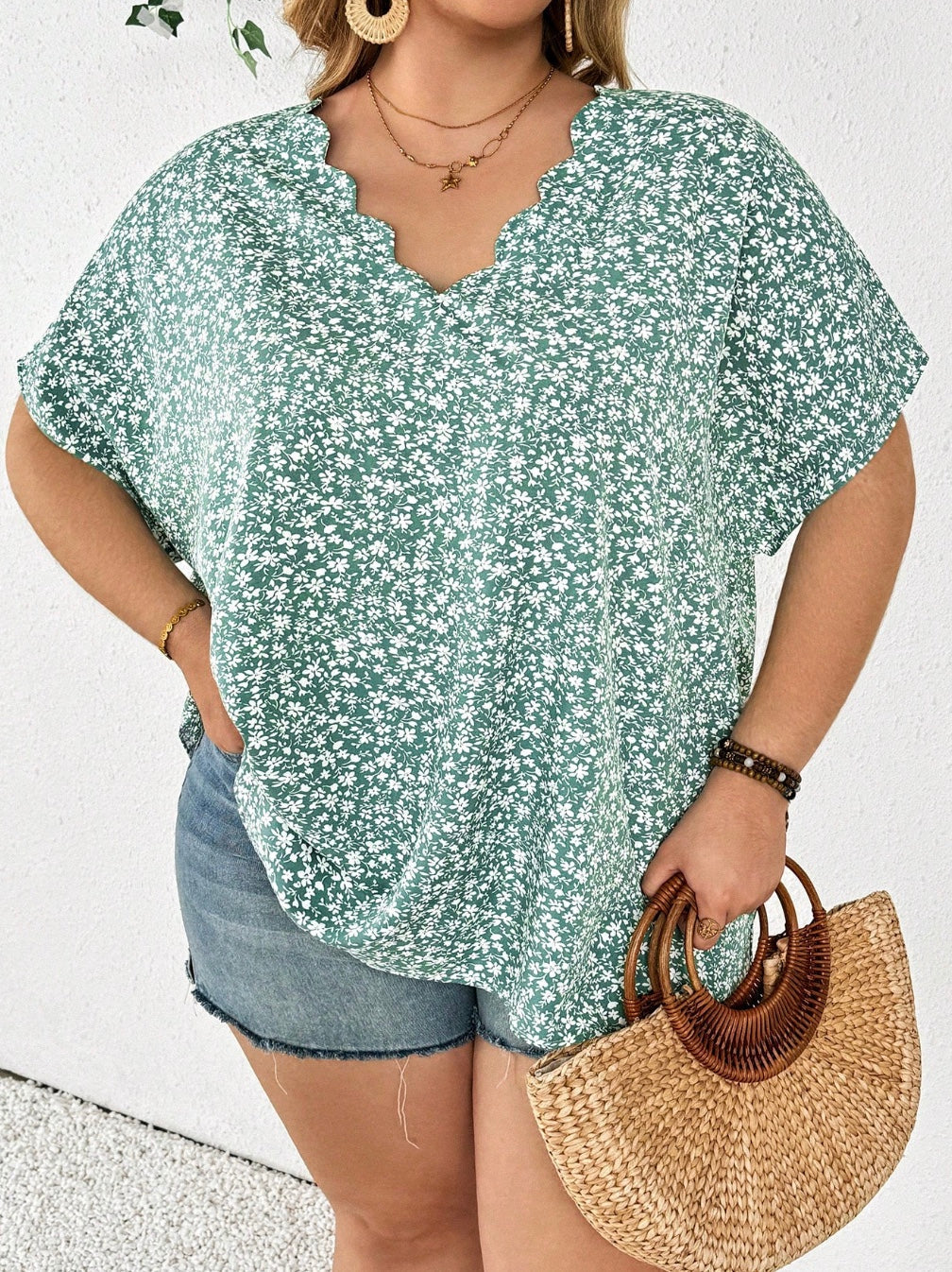 Camisa casual y amplia con decoración de concha para tallas cómodas