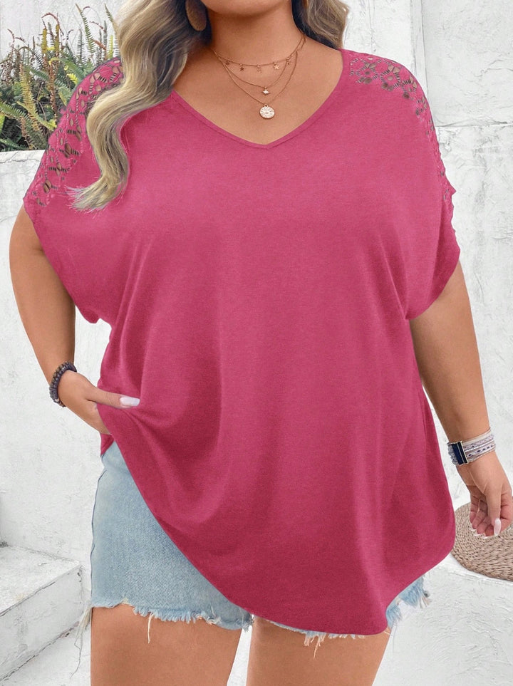 Camiseta amplia con mangas dolman y contraste de encaje, estilo bohemio para vacaciones