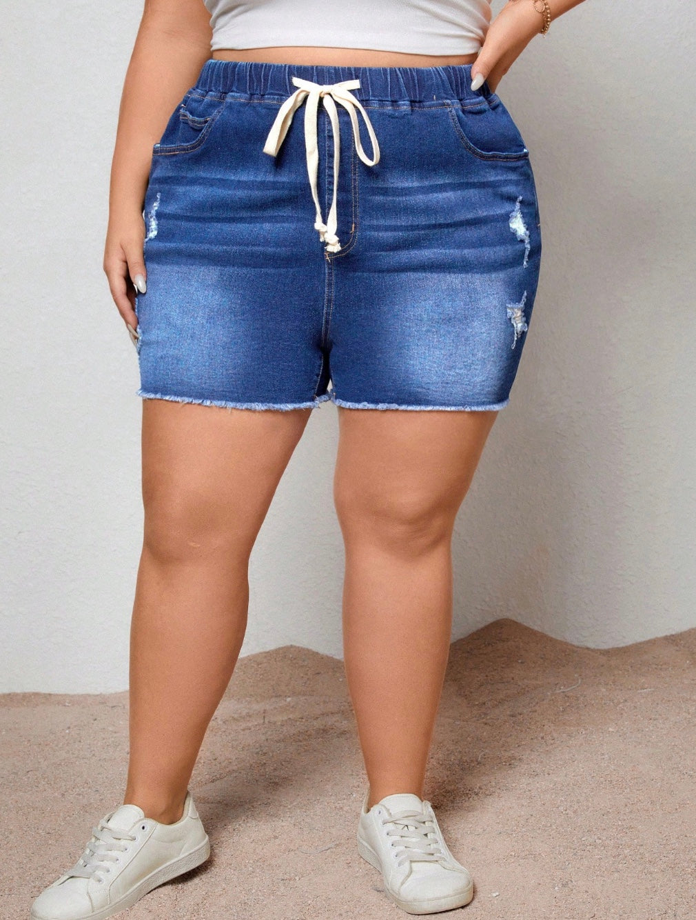Pantalones cortos de mezclilla con cintura ajustable y desgastes, en tallas cómodas, con bolsillos y dobladillo deshilachado