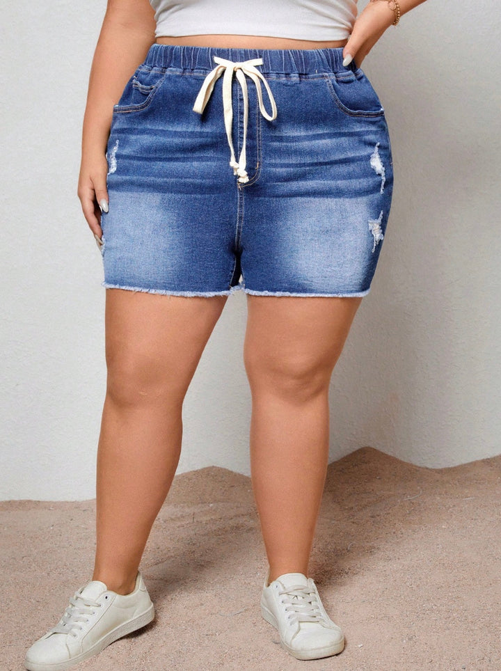 Pantalones cortos de mezclilla con cintura ajustable y desgastes, en tallas cómodas, con bolsillos y dobladillo deshilachado