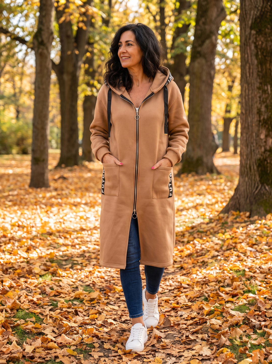 Sudadera larga caqui en el parque
