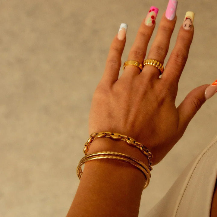 Amanda | Pulsera espiral triple bañada en oro de 18 quilates